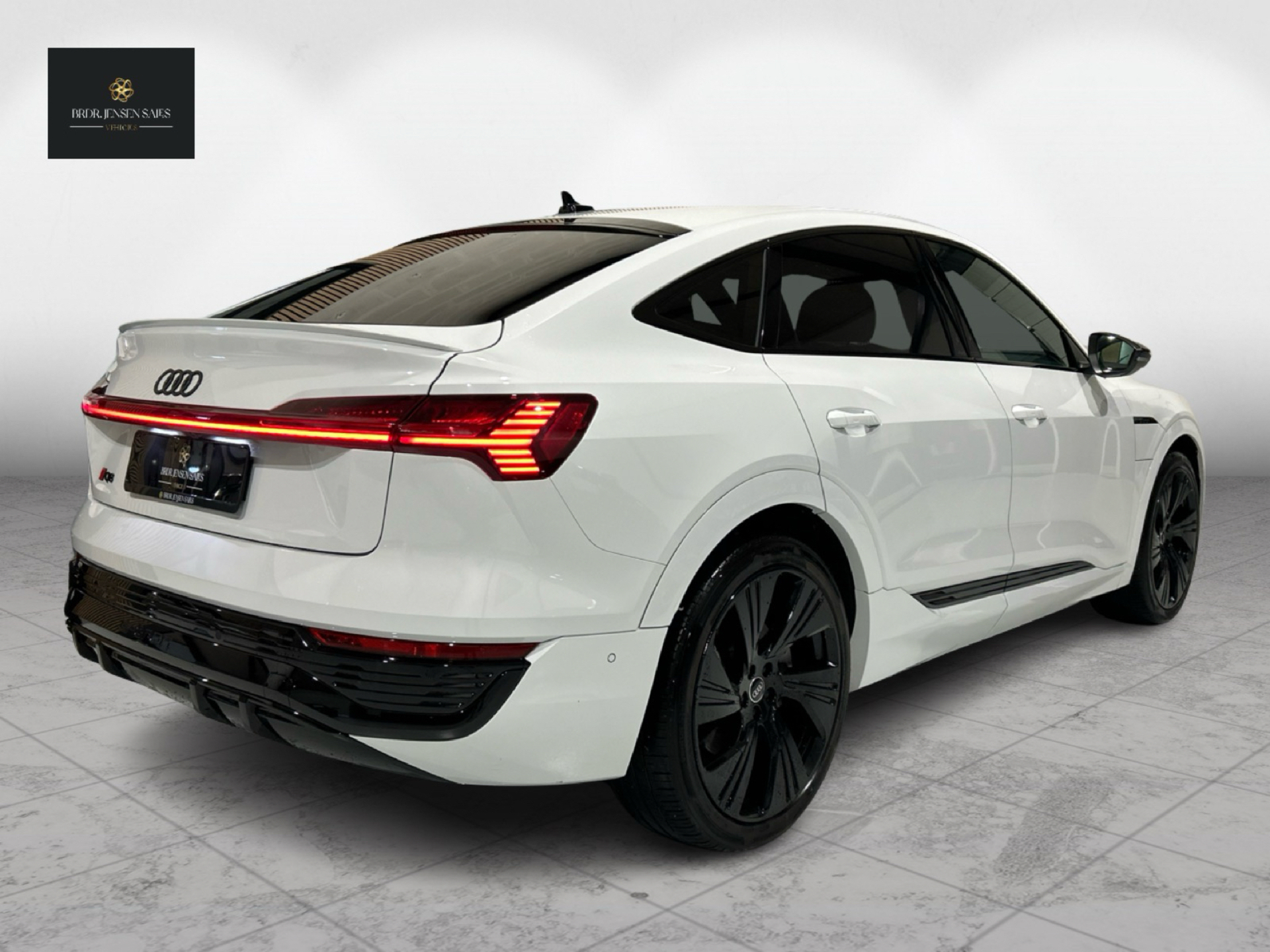 Hvid Audi Q8 fra 2023