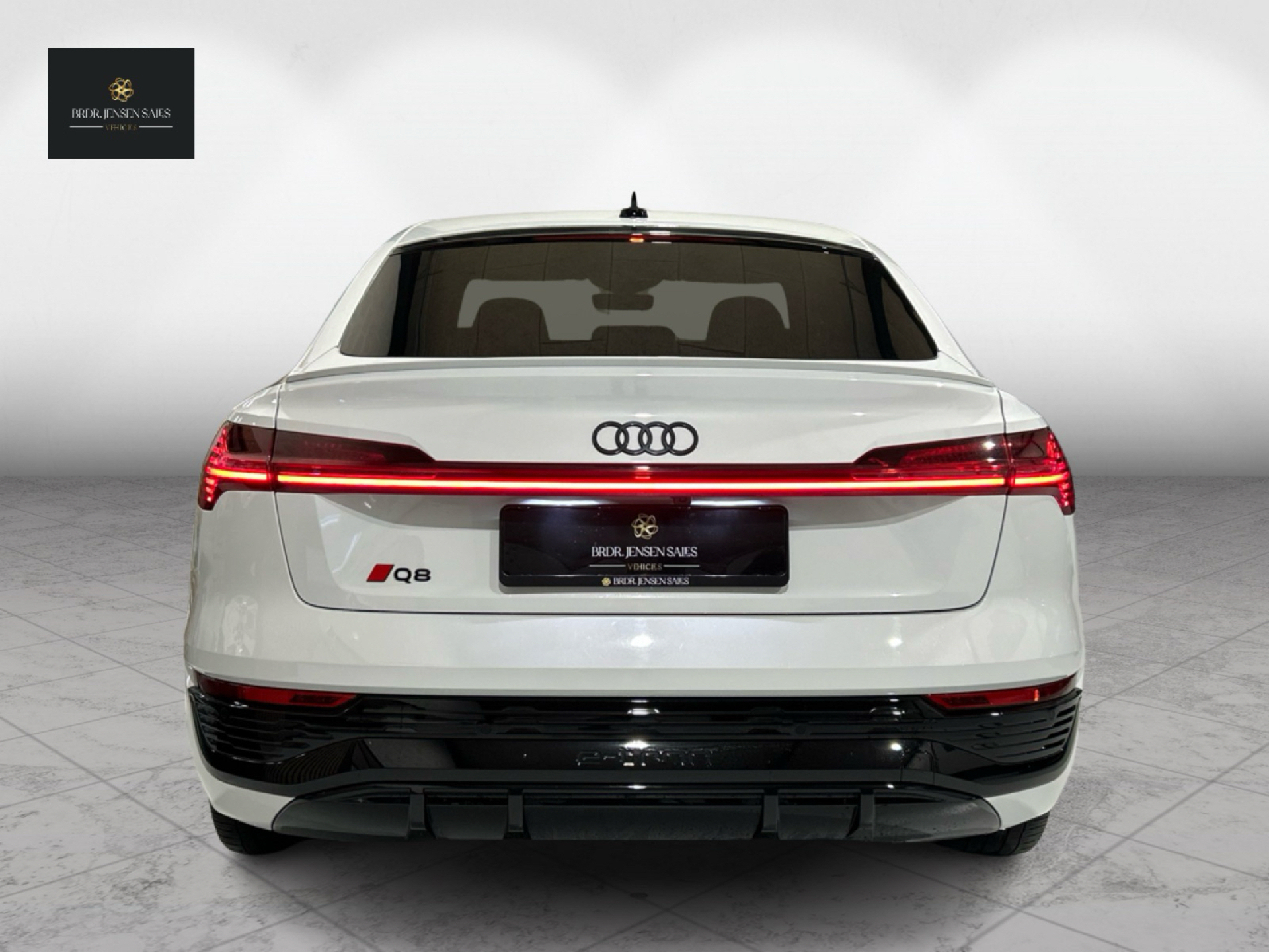 Hvid Audi Q8 fra 2023