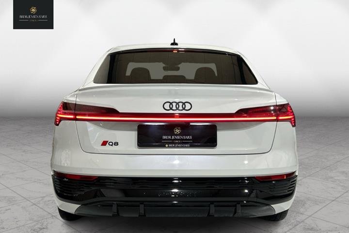 Hvid Audi Q8 fra 2023