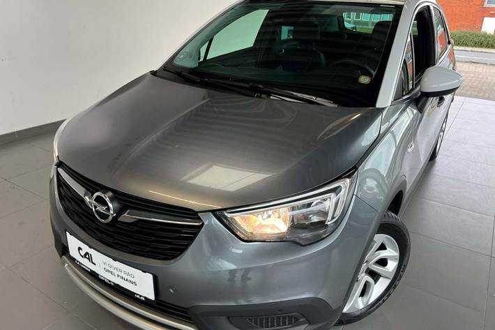 Grå Opel Crossland X fra 2018 set udefra