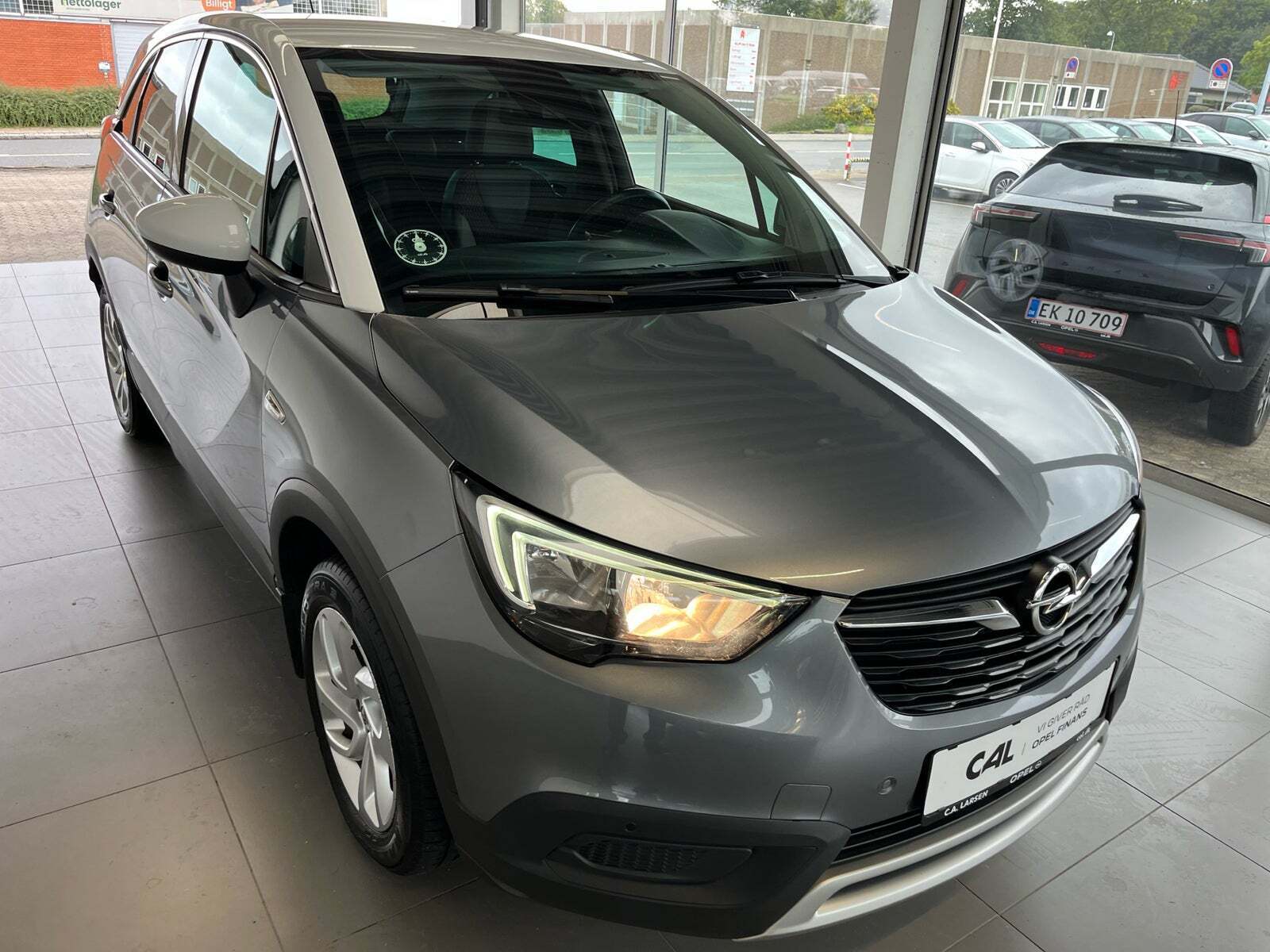 Grå Opel Crossland X fra 2018