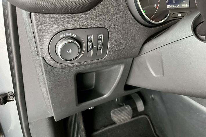 Grå Opel Crossland X fra 2018