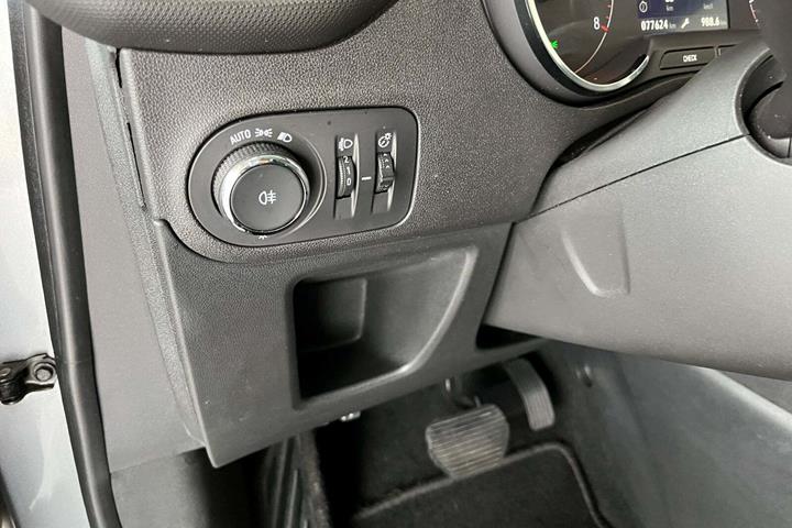 Grå Opel Crossland X fra 2018