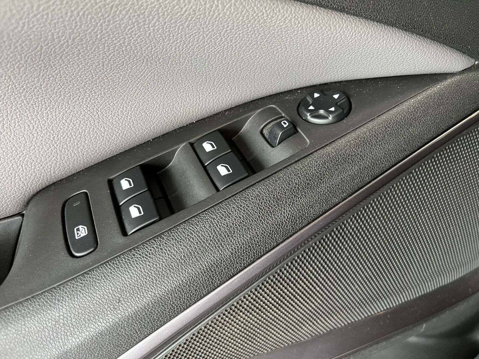 Grå Opel Crossland X fra 2018