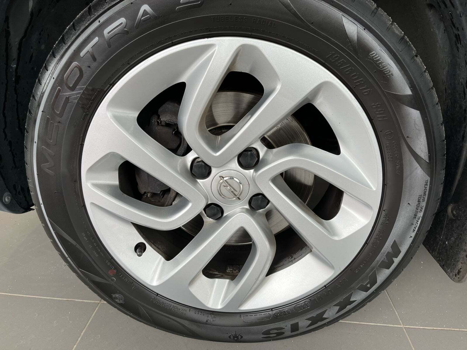 Grå Opel Crossland X fra 2018