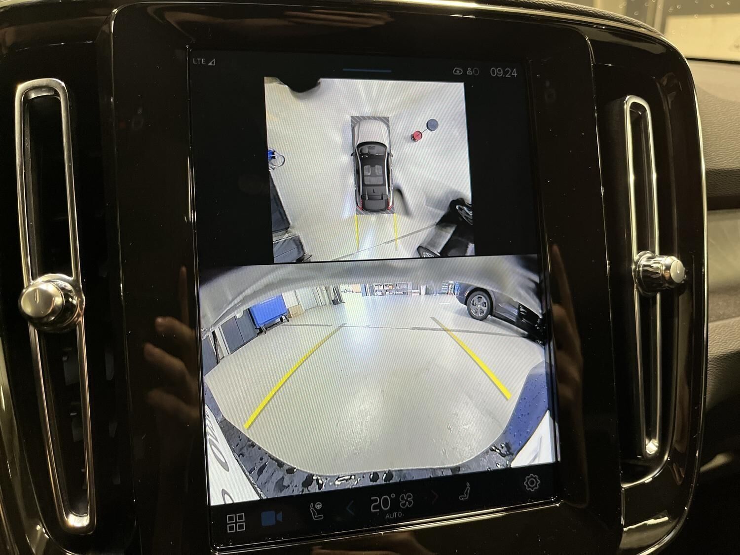 Beige Volvo EC40 fra 2025