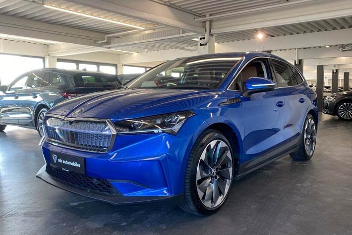 Blå Skoda Enyaq fra 2023 set udefra