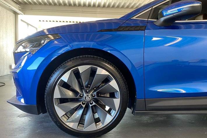 Blå Skoda Enyaq fra 2023