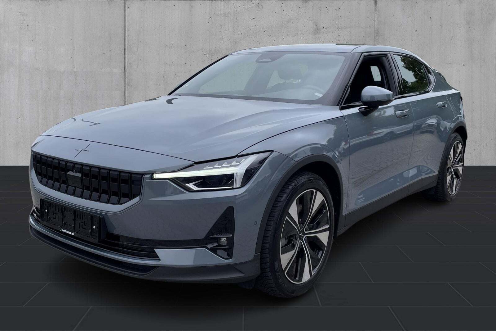Grå Polestar 2 fra 2024 set udefra