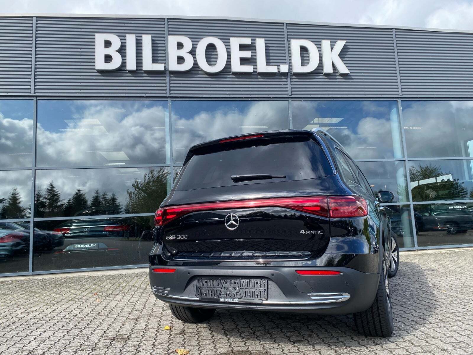 Sort Mercedes EQB300 fra 2024