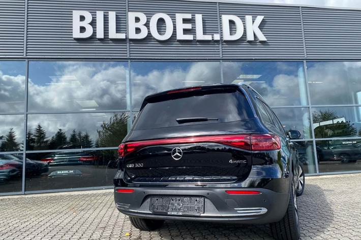 Sort Mercedes EQB300 fra 2024