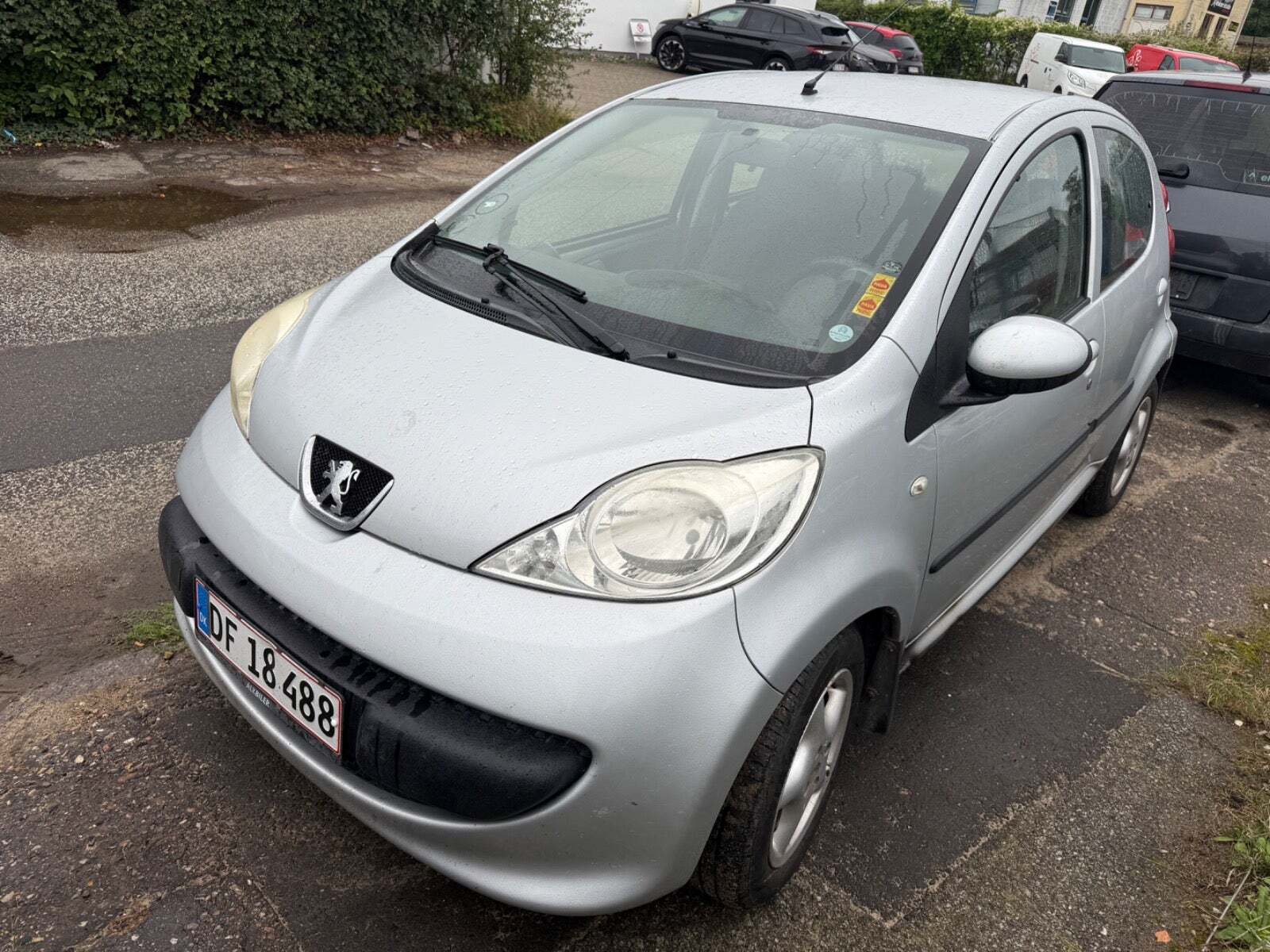 Grå Peugeot 107 fra 2008 set udefra