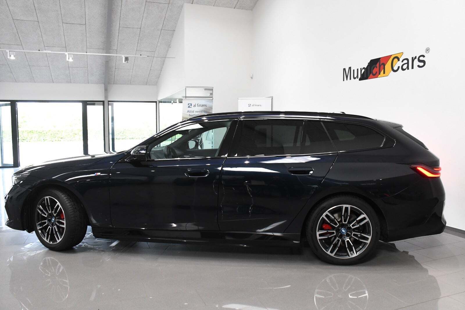 Sort BMW i5 fra 2025