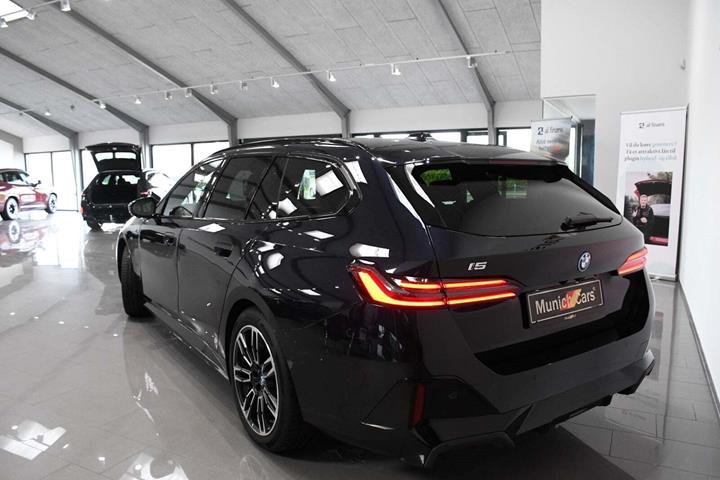 Sort BMW i5 fra 2025
