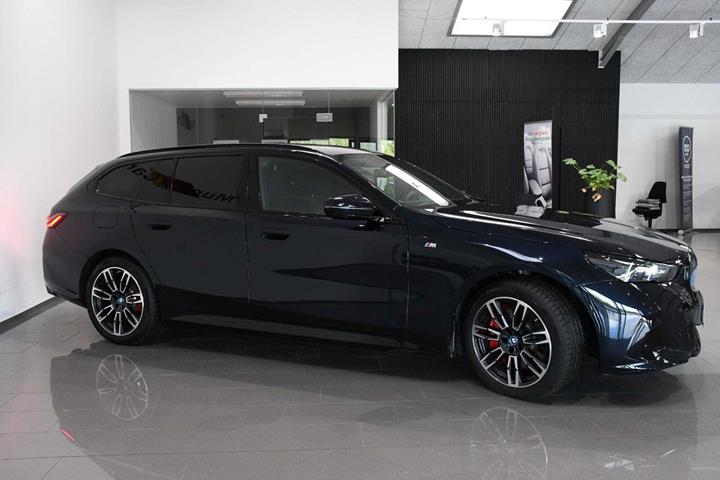 Sort BMW i5 fra 2025
