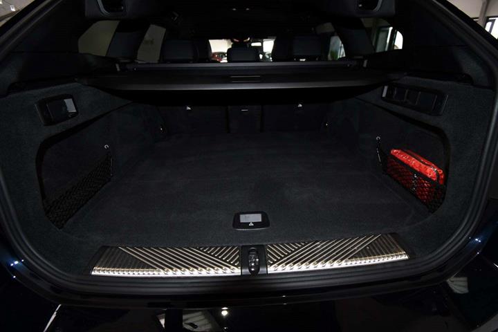 Sort BMW i5 fra 2025