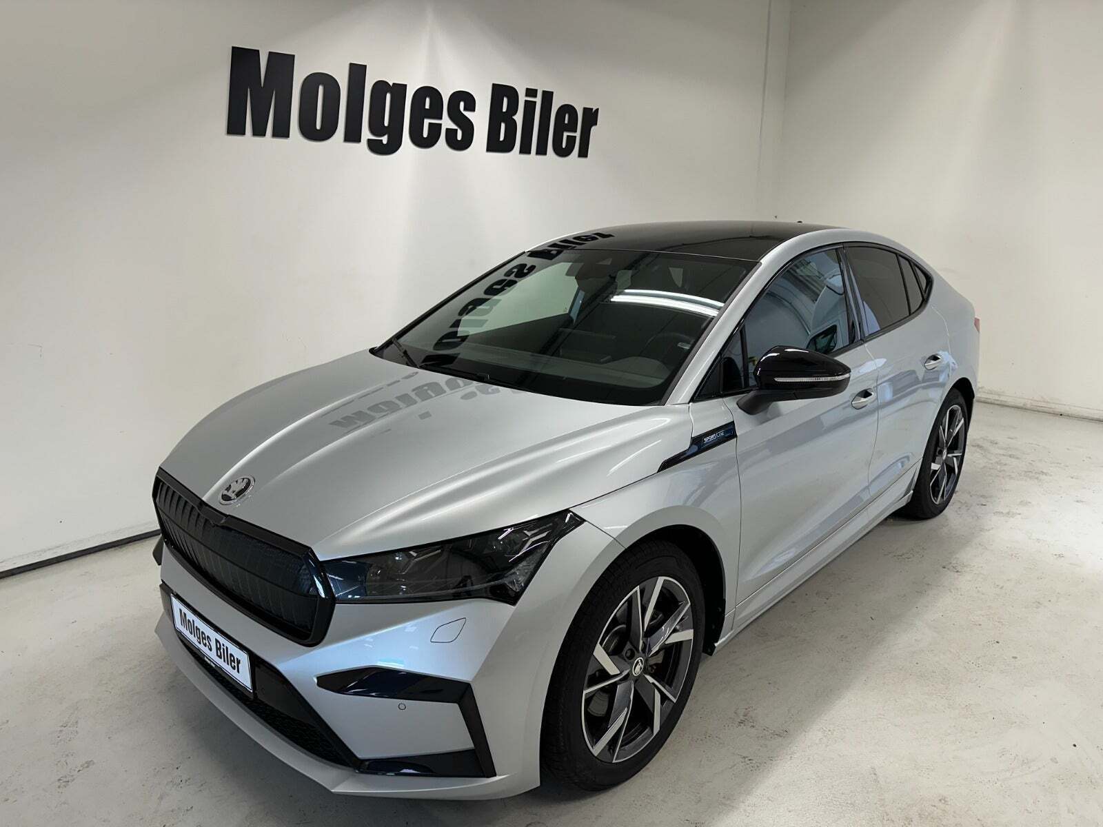 Sølv Skoda Enyaq fra 2024 set udefra