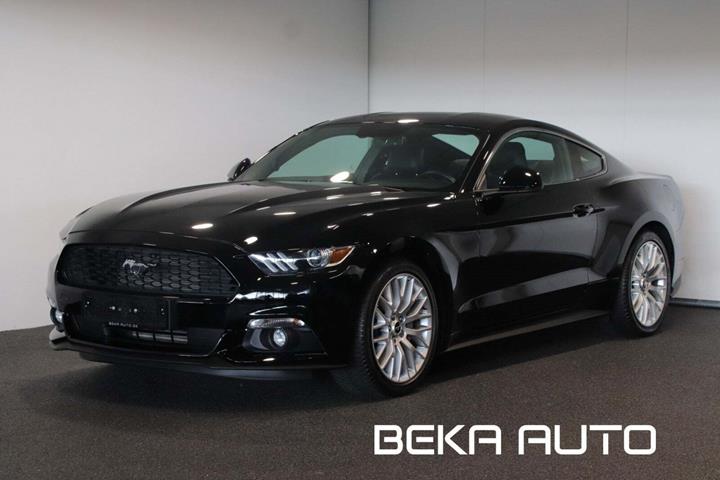 Sort Ford Mustang fra 2015 set udefra