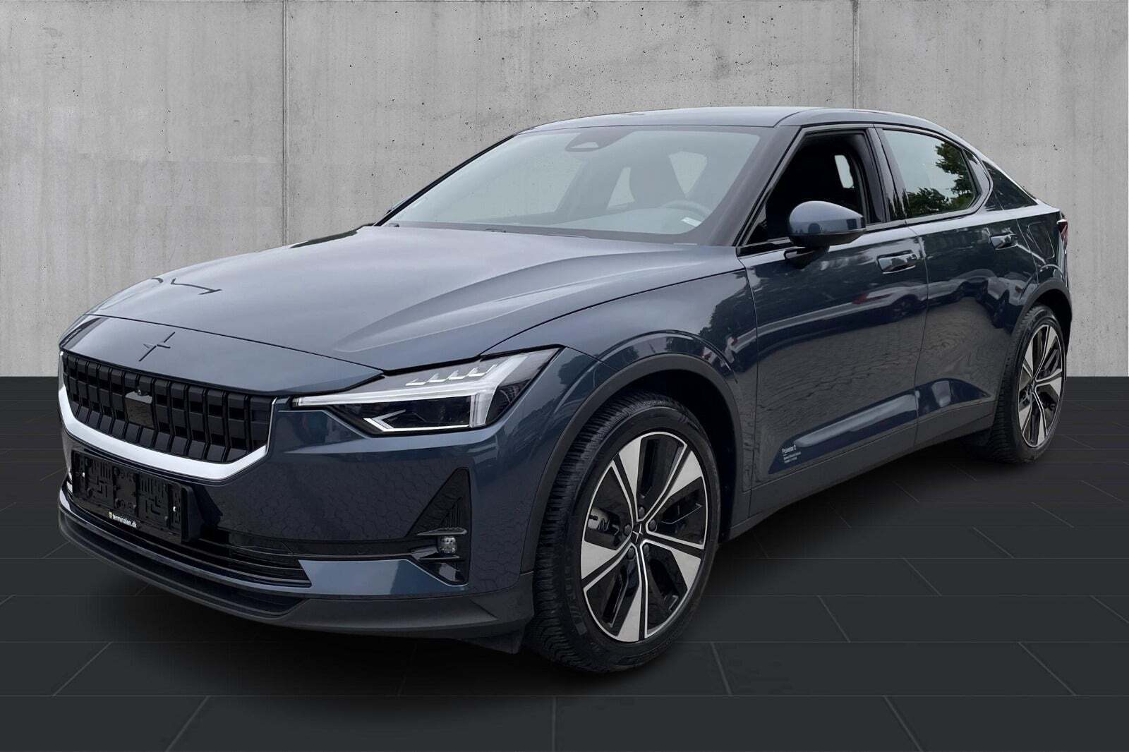 Grå Polestar 2 fra 2024 set udefra