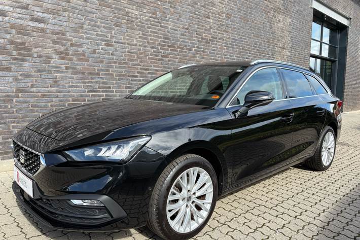 Sort Seat Leon fra 2021 set udefra