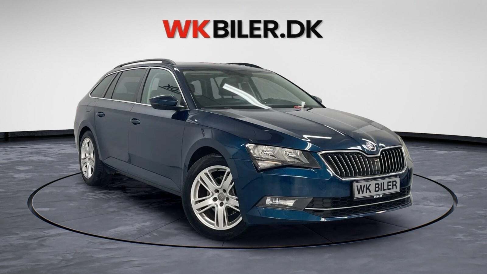 Blå Skoda Superb fra 2018 set udefra