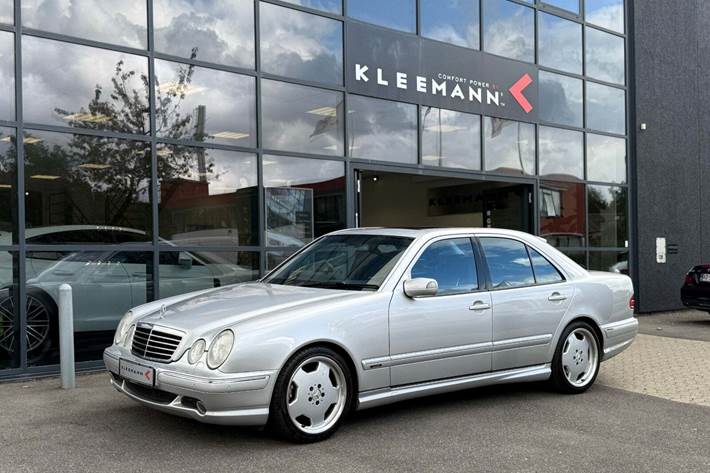 Sølv Mercedes E55 fra 2002 set udefra