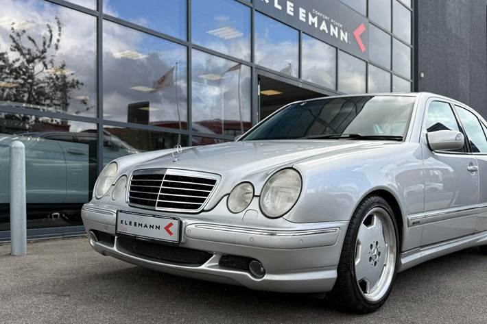 Sølv Mercedes E55 fra 2002 set udefra