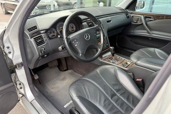 Sølv Mercedes E55 fra 2002