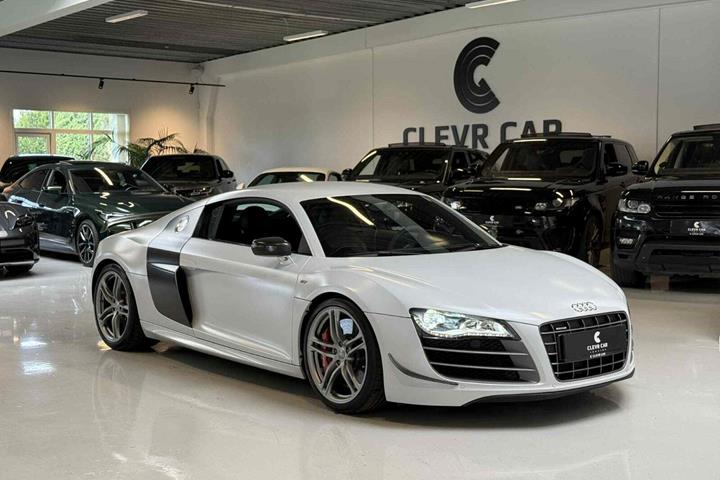 Sølv Audi R8 fra 2011 set udefra