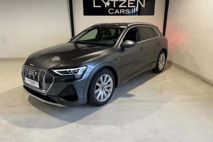 Grå Audi e-tron fra 2023 set udefra