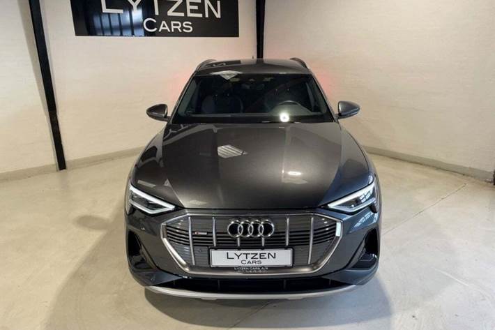 Grå Audi e-tron fra 2023