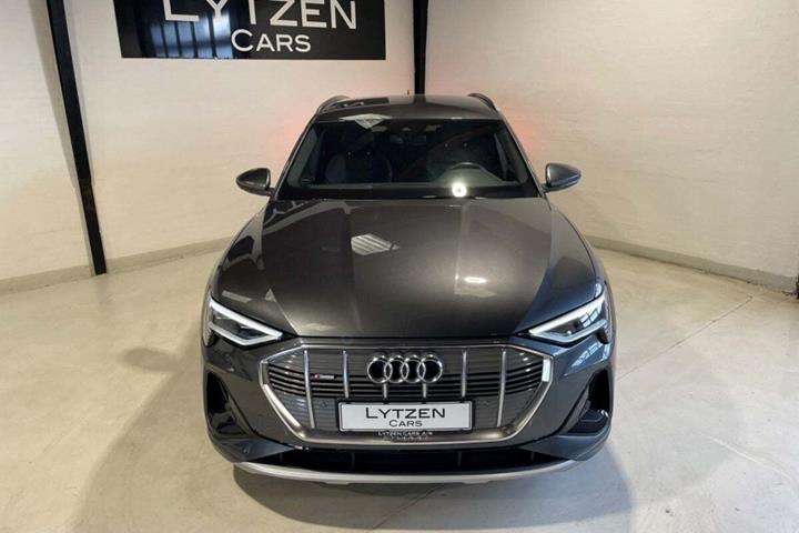 Grå Audi e-tron fra 2023