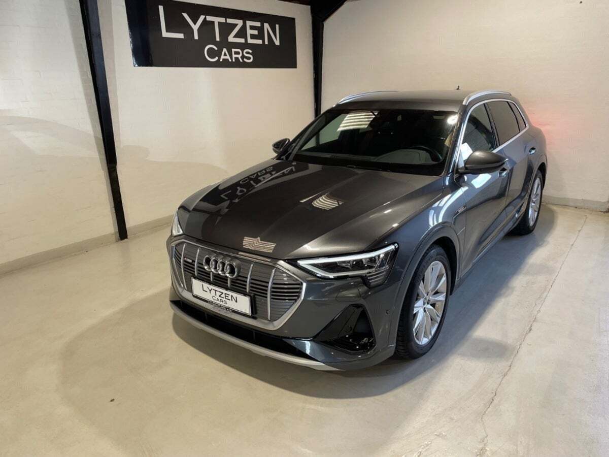 Grå Audi e-tron fra 2023