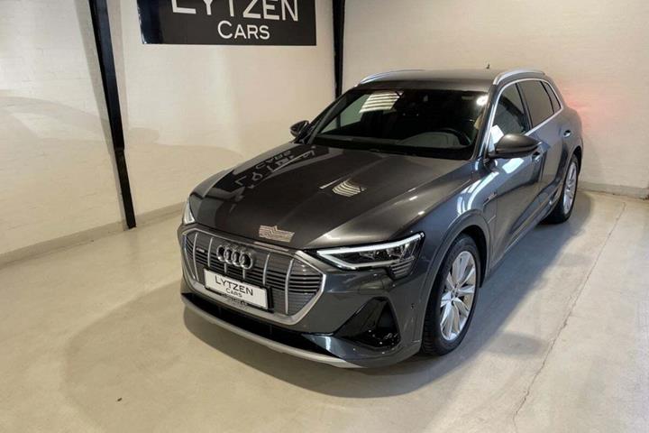 Grå Audi e-tron fra 2023
