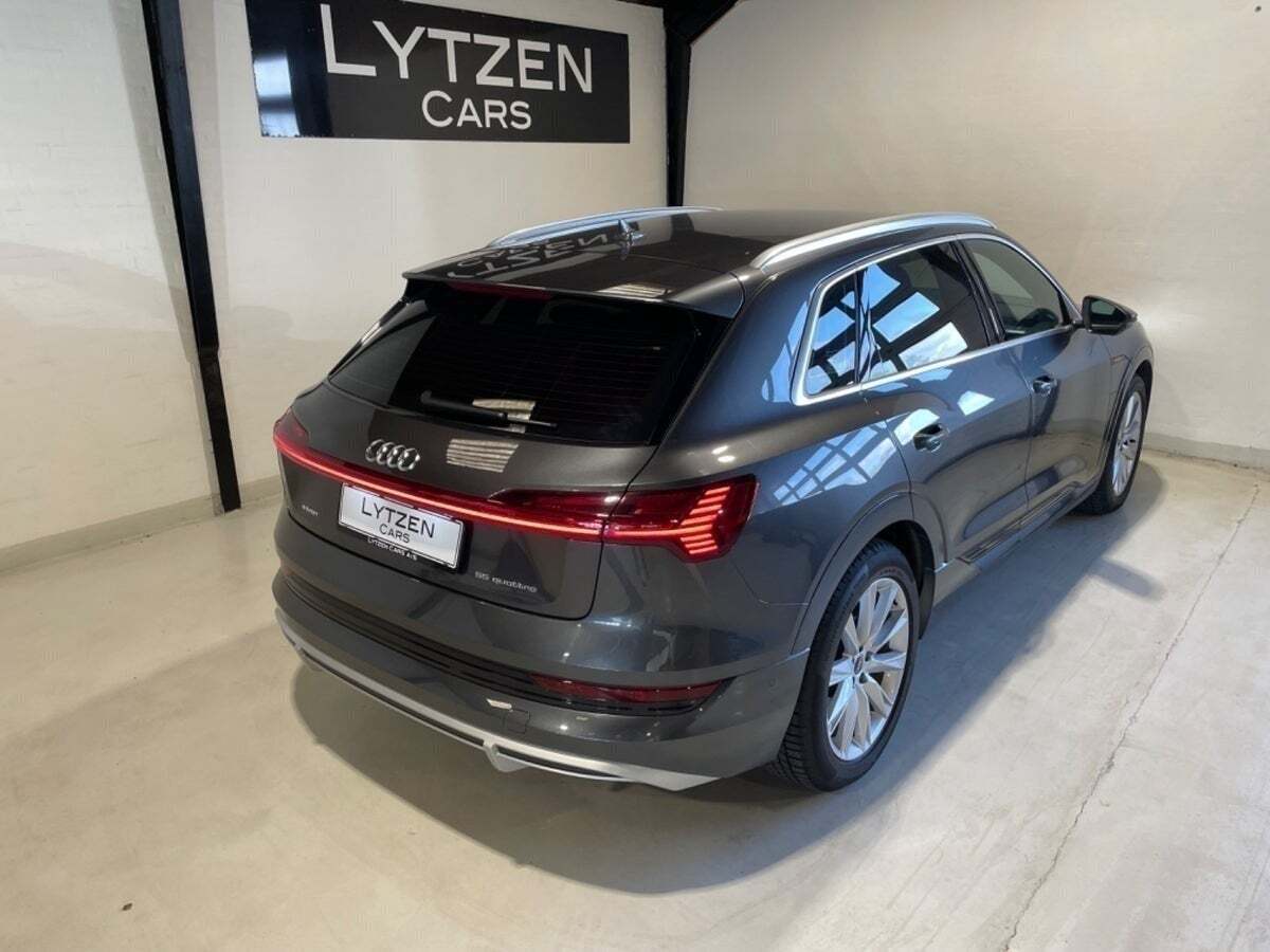 Grå Audi e-tron fra 2023