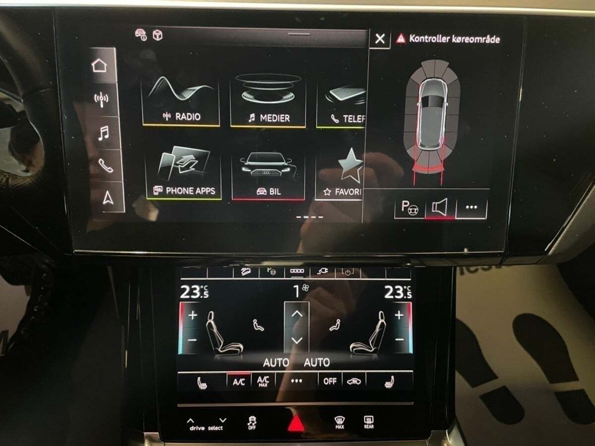Grå Audi e-tron fra 2023