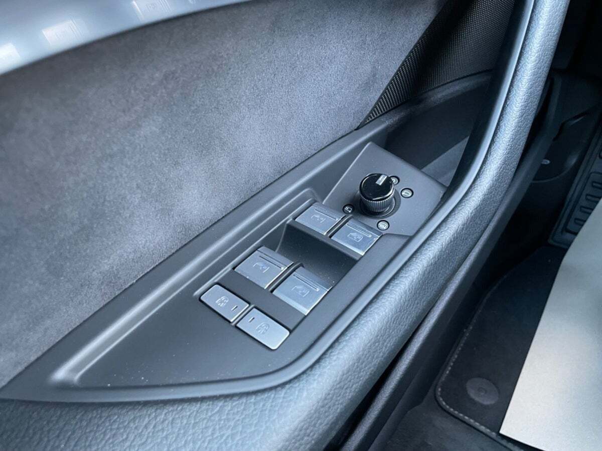 Grå Audi e-tron fra 2023