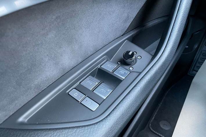 Grå Audi e-tron fra 2023