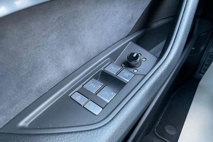 Grå Audi e-tron fra 2023