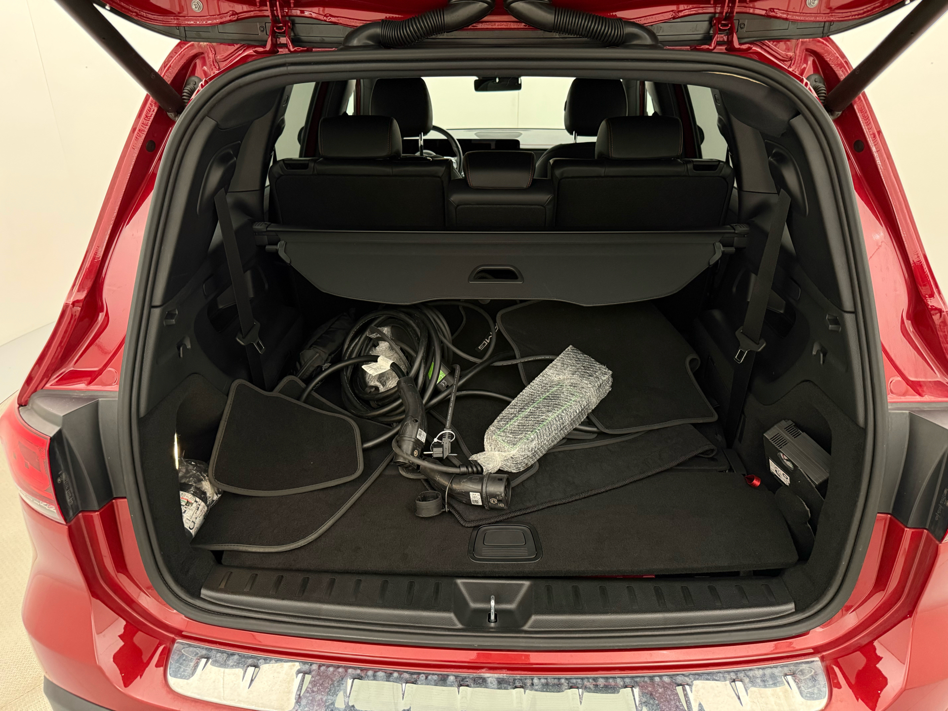 Rød Mercedes EQB 300 fra 2023