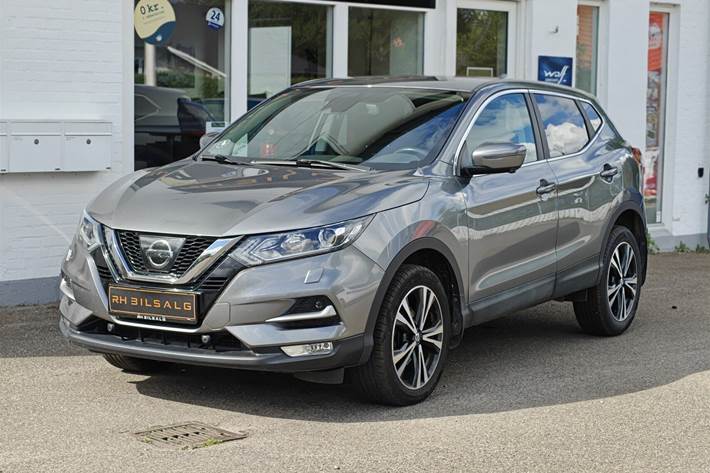 Grå Nissan Qashqai fra 2017 set udefra