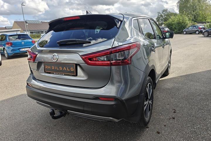 Grå Nissan Qashqai fra 2017
