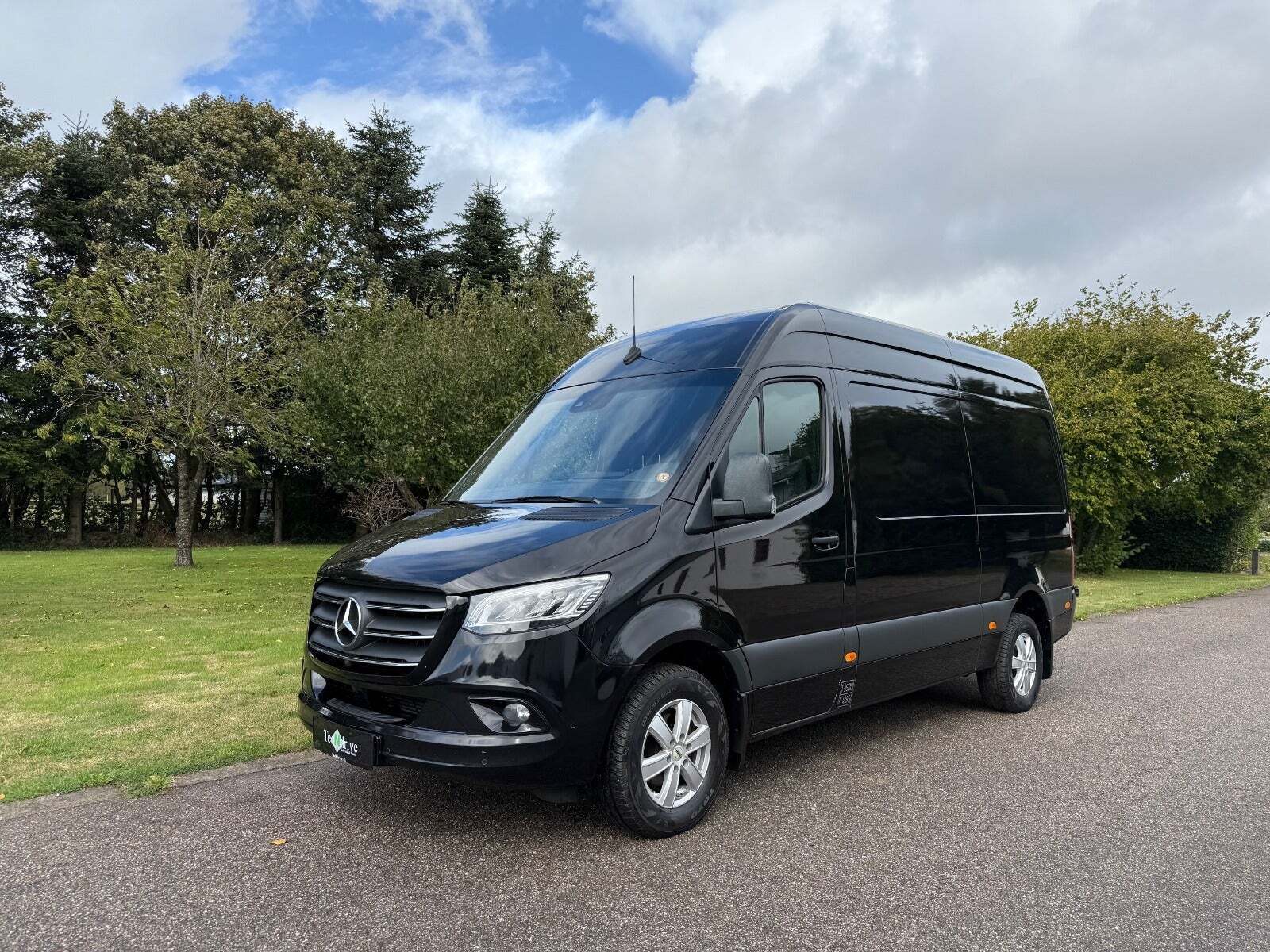 Sort Mercedes Sprinter 316 fra 2019 set udefra