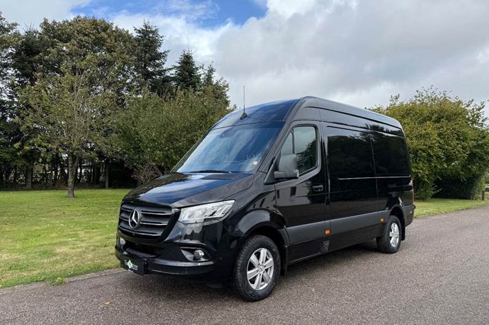 Sort Mercedes Sprinter 316 fra 2019 set udefra