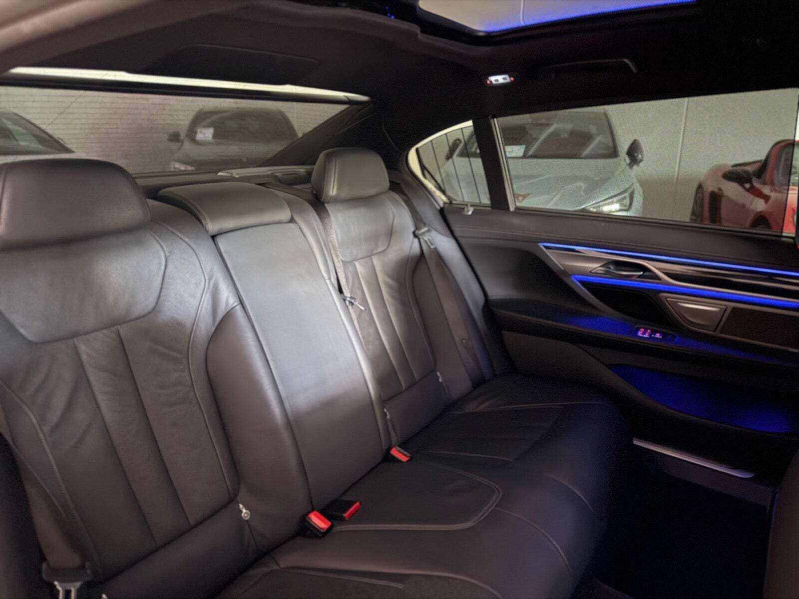 Sort BMW 730Ld fra 2020 set indefra