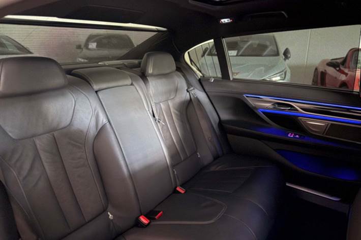 Sort BMW 730Ld fra 2020 set indefra