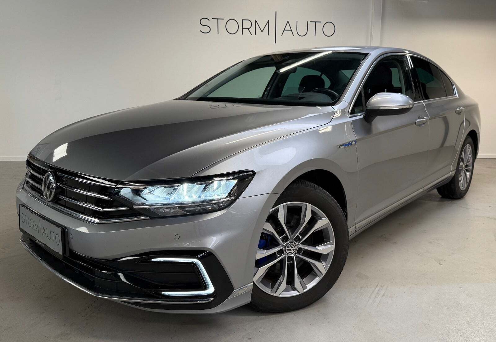 Sølv VW Passat fra 2020 set udefra