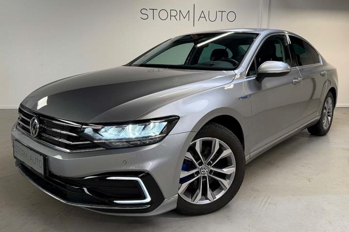 Sølv VW Passat fra 2020 set udefra