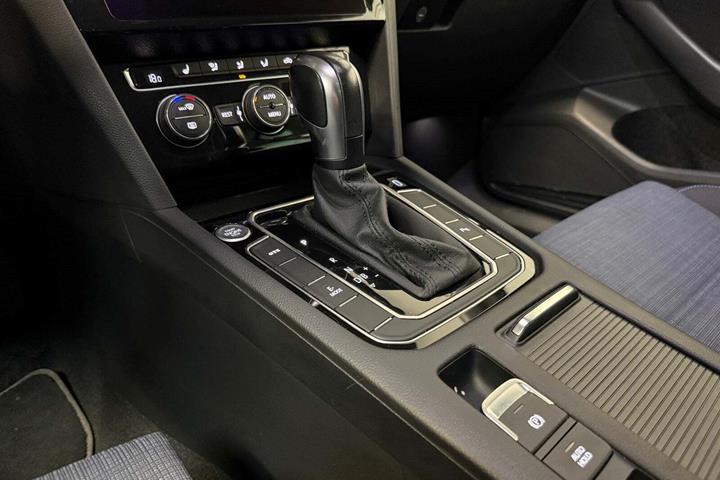 Sølv VW Passat fra 2020