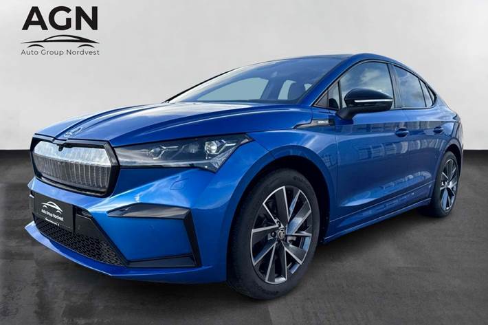 Blå Skoda Enyaq fra 2024 set udefra